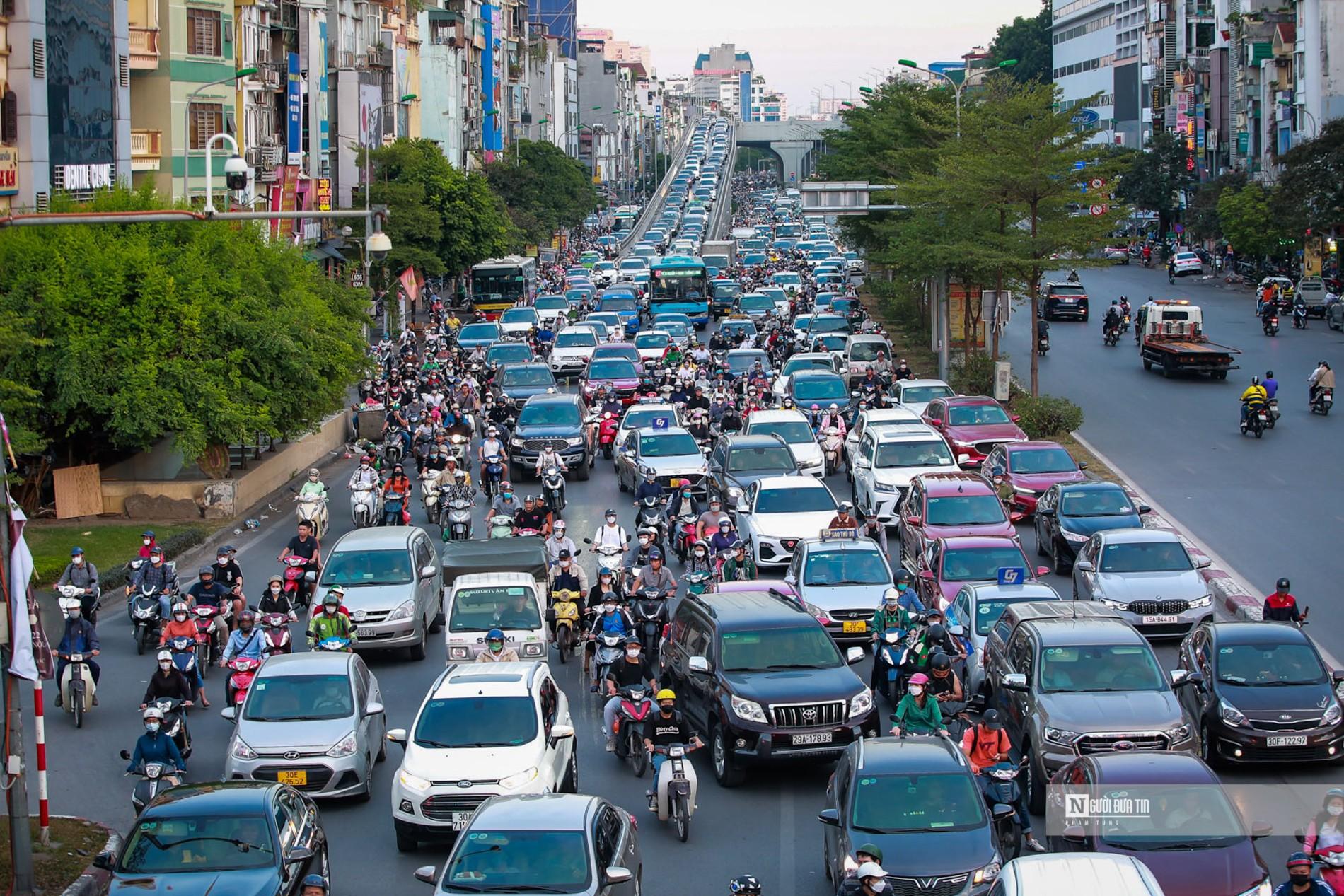 Dân sinh - Đường Nguyễn Trãi phân làn 'có cũng như không', giao thông hỗn loạn (Hình 12).