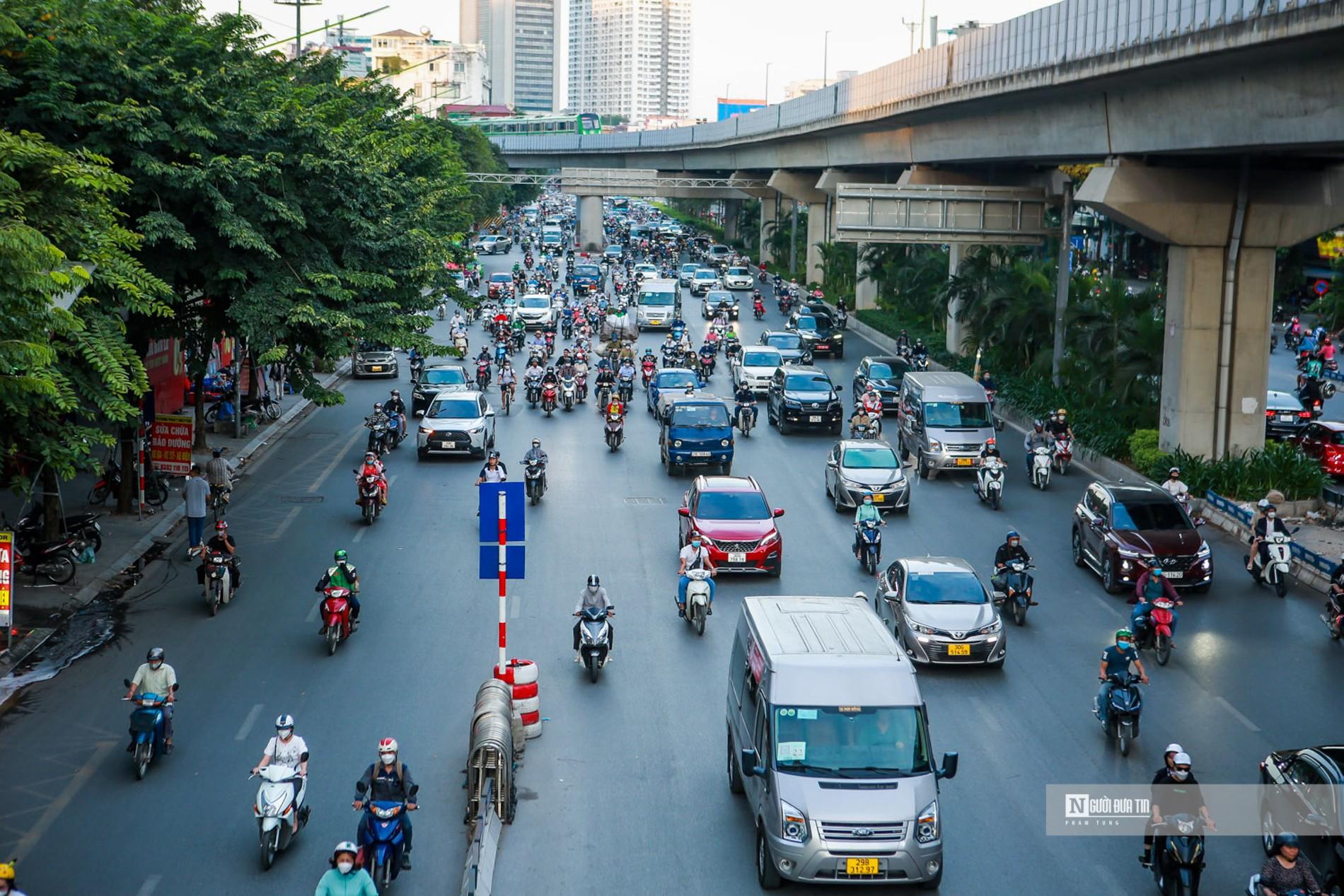 Dân sinh - Đường Nguyễn Trãi phân làn 'có cũng như không', giao thông hỗn loạn