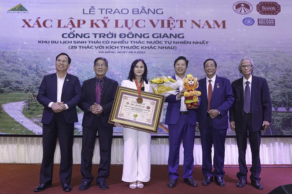 Tổ chức kỷ lục Việt Nam trao bằng cho Khu du lịch sinh thái Cổng Trời Đông Giang.