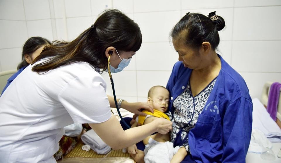 Khám và điều trị cho bệnh nhân tại Bệnh viện Bệnh nhiệt đới TƯ. Ảnh Phạm Hùng