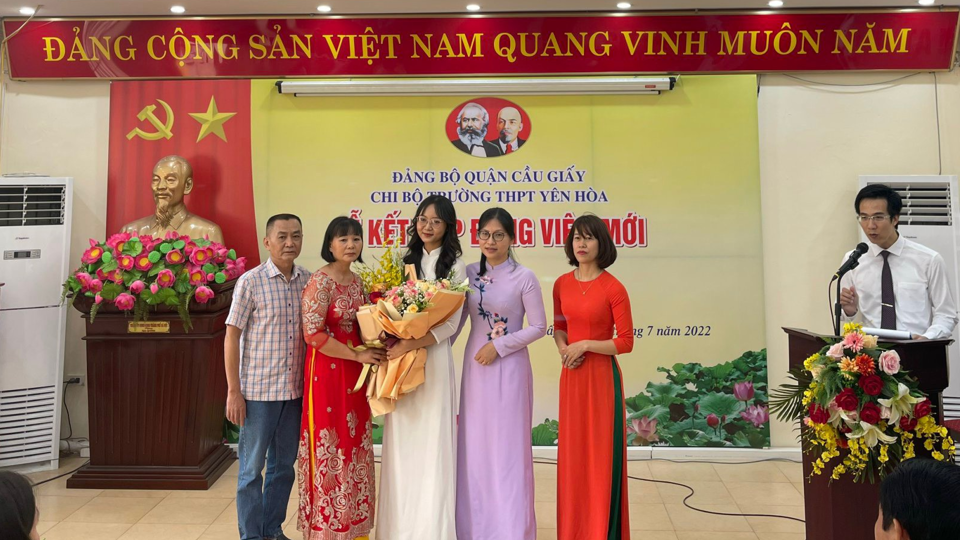 Lễ kết nạp đảng viên mới tại Chi bộ trường THPT Yên Hòa, quận Cầu Giấy. Ảnh: Thủy Tiên