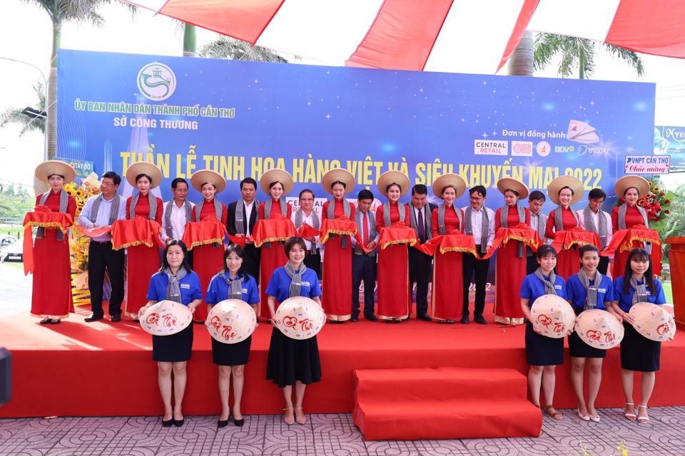 Các đại biểu cắt băng khai mạc.