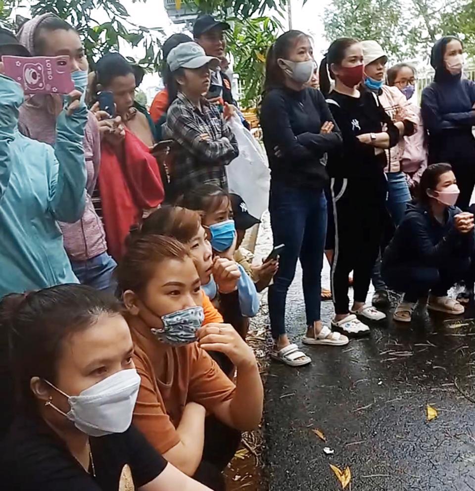 Vẻ mặt đầy lo âu của các công nhân.