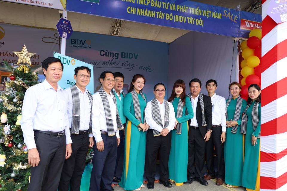 Lãnh đạo thành phố Cần Thơ tham quan tại các gian hàng.