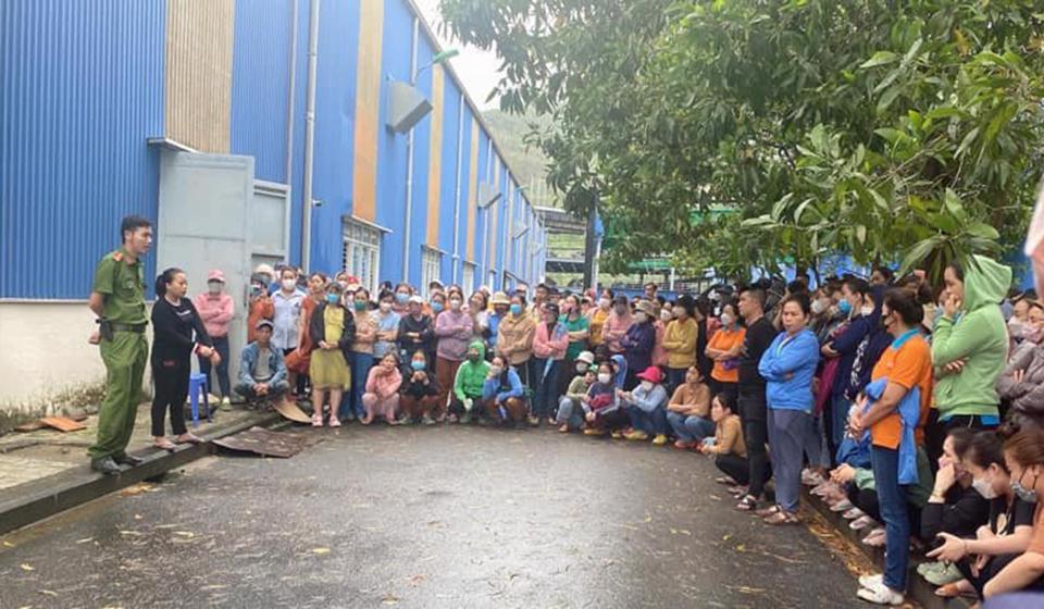 Hàng trăm công nhân tập trung đòi quyền lợi vì lo sợ bị bỏ rơi.