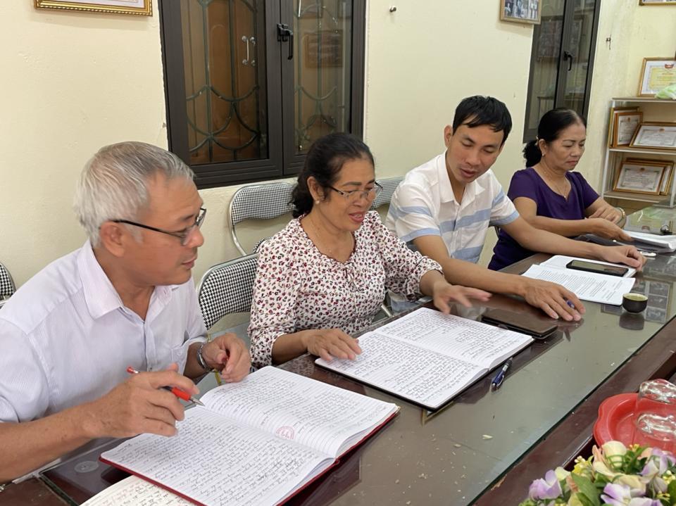 Bí thư Chi bộ thôn Văn Hội Nguyễn Doãn Tuấn cùng các Đảng viên, cán bộ địa phương rà soát, lập danh sách các hộ đã và đang di chuyển mộ chí vào khu vực mới