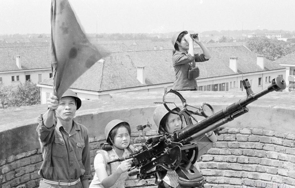 Tự vệ Nhà máy Dệt kim Đông Xuân (đơn vị đã góp phần cùng quân và dân Thủ đô bắn rơi 5 máy bay Mỹ trong ngày 16/4/1972) ra sức luyện tập kỹ thuật. Ảnh: TTXVN