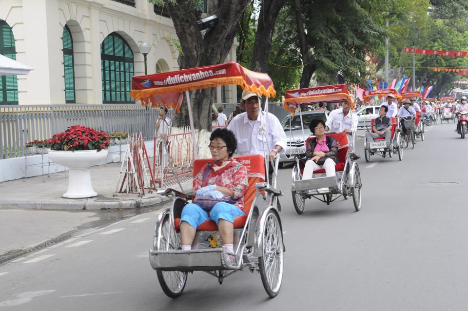 Khách quốc tế tham quan hồ Hoàn Kiếm. Ảnh: Hải Linh