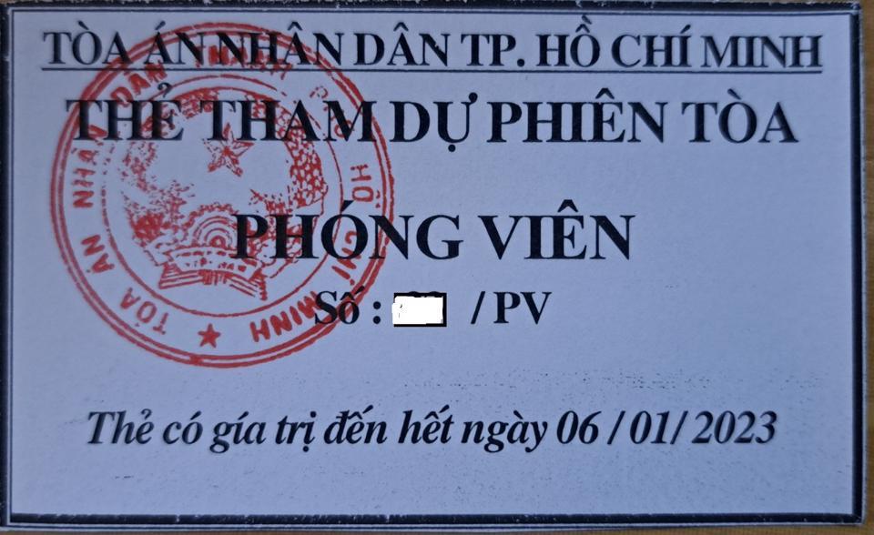 Để được vào tòa đưa tin phiên xét xử, phóng viên báo đài phải đăng ký, được tòa án cấp thẻ này mới được vào.     Sân TAND TP Hồ Chí Minh được bố trí bạt khổng lồ với gần 1.000 chỗ ngồi.