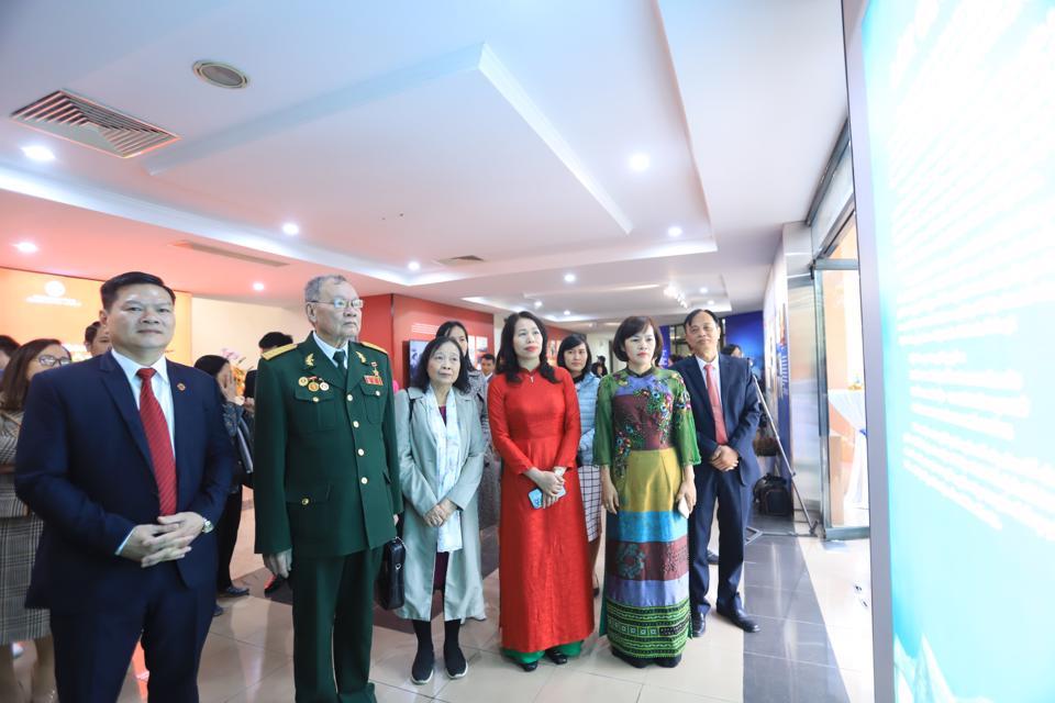 Khách tham quan triển lãm “Hà Nội, ký ức 12 ngày đêm Điện Biên Phủ trên không”. Ảnh: Lại Tấn