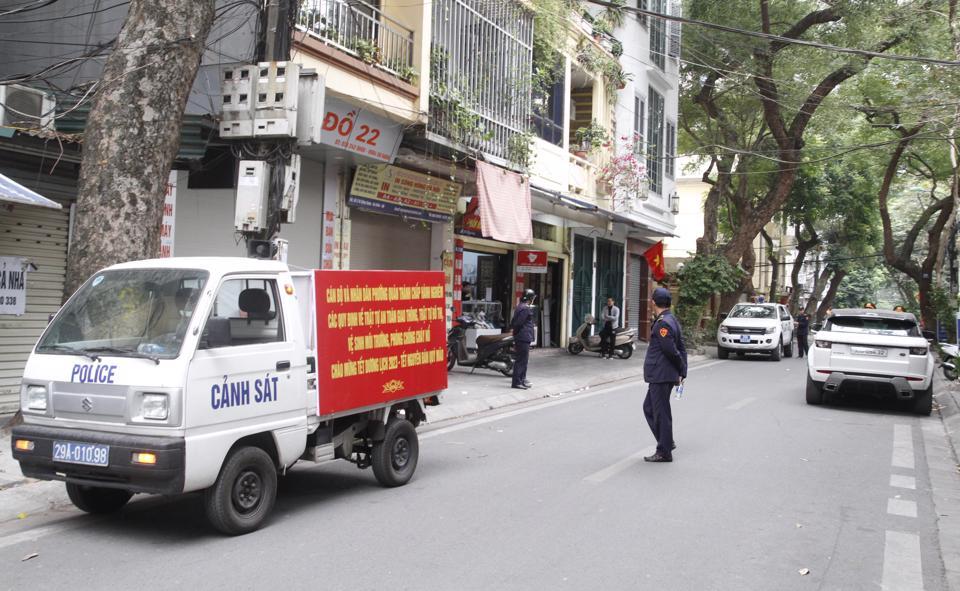 Ban Chỉ đạo 197 tuyên truyền đến các hộ kinh doanh không lấn chiếm vỉa hè của người đi bộ.