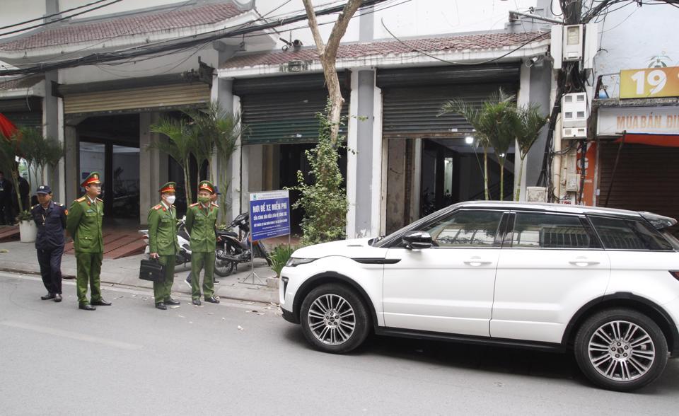 Xử lý vi phạm dừng đỗ sai quy định trên phố Đặng Dung