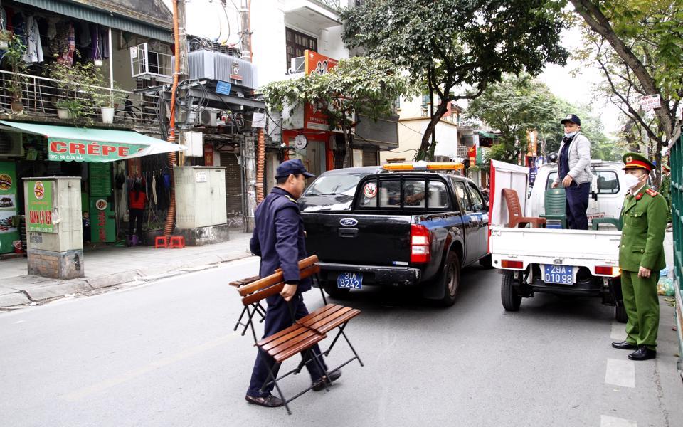 Xử lý những vi phạm cố tình lấn chiếm vỉa hè làm nơi kinh doanh buôn bán.