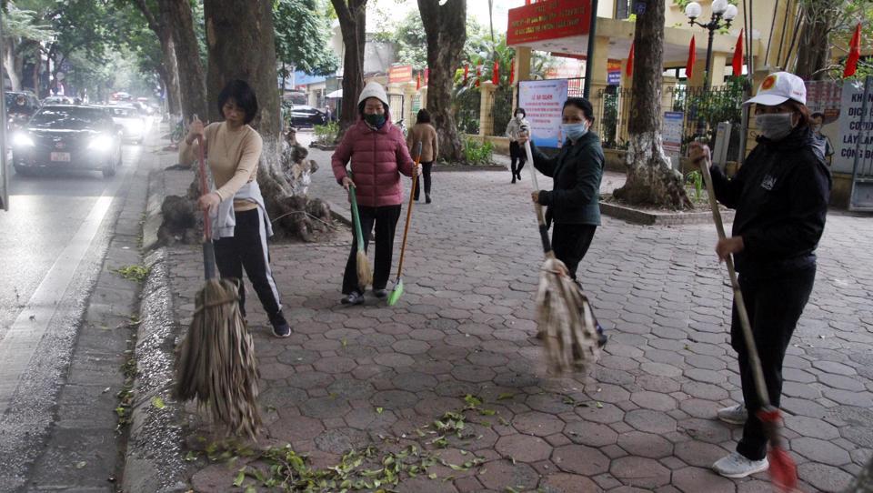 Ban nghành đoàn thể tổ dân phố tham gia tại buổi ra quân.