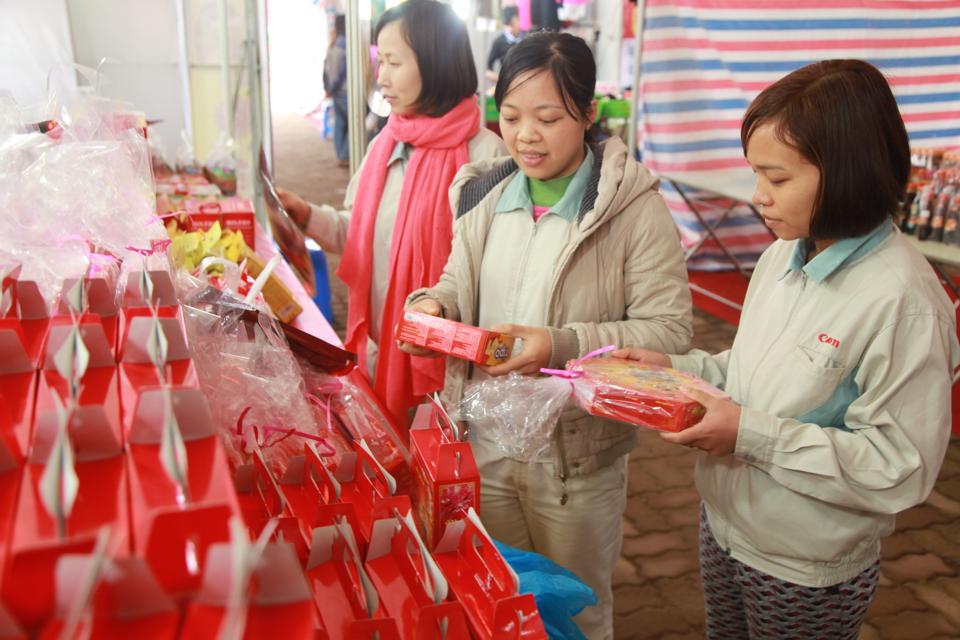 Sở LĐTB&XH Hà Nội dự báo tiền thưởng Tết của người lao động một số ngành nghề sẽ giảm so với năm trước. Ảnh: Phạm Hùng.