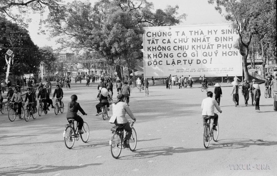 Đường phố Hà Nội trong những ngày giặc Mỹ đánh phá ác liệt cuối tháng 12/1972. Ảnh tư liệu: TTXVN