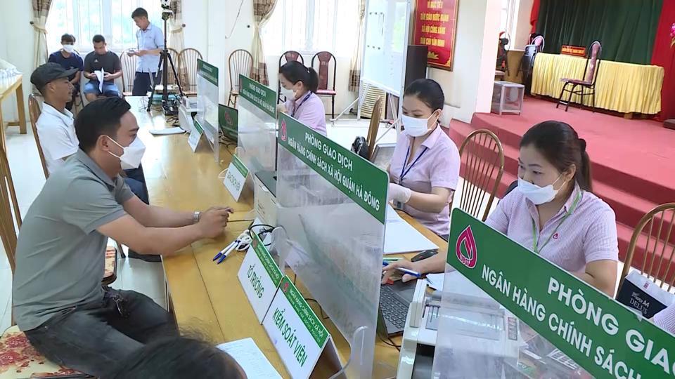 Quang cảnh một buổi giao dịch giải ngân - thu nợ của Ngân hàng Chính sách xã hội quận Hà Đông tại phường Đồng Mai.