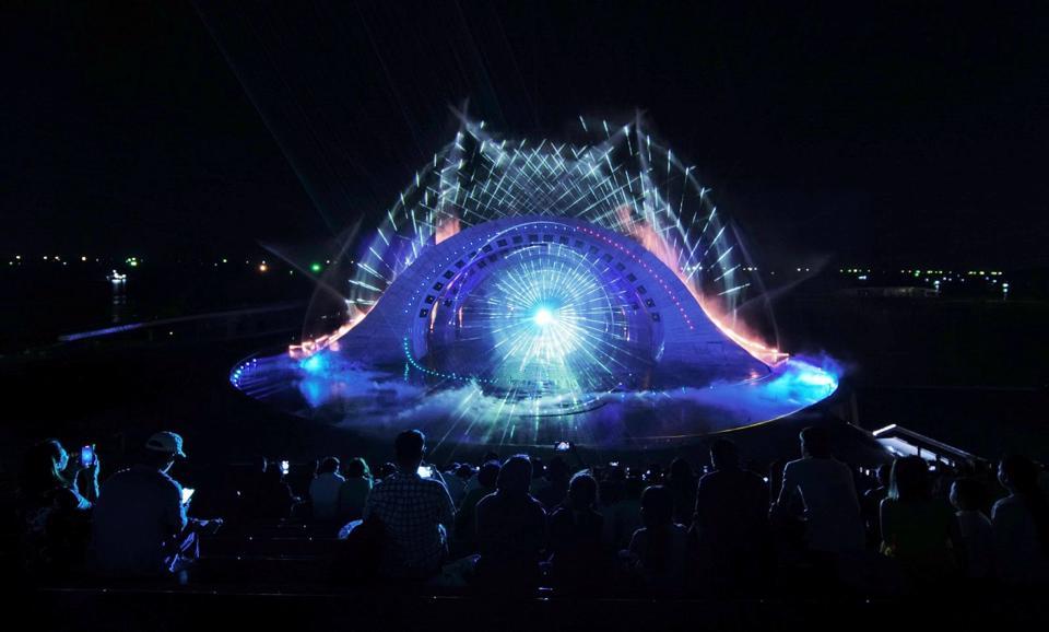 Khán giả hãy sẵn sàng nhập tâm vào câu chuyện, cảm nhận sức nóng từ lửa và có thể bị ướt trong những “vụ nổ nước”