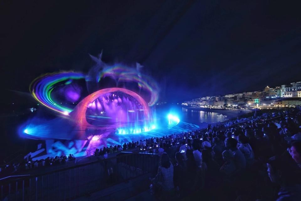 Kiss The Stars là show diễn đa phương tiện với sự kết hợp ngoạn mục của lửa, nước, ánh sáng, laser… và sắp tới là cả pháo hoa
