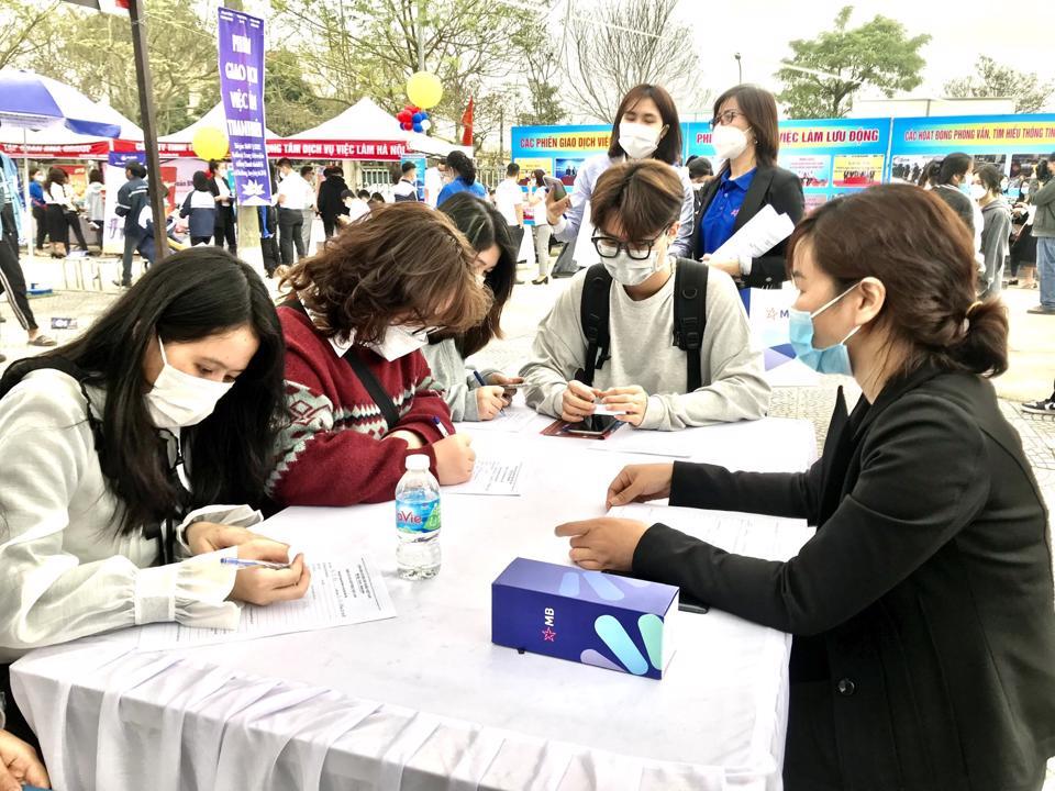 Năm 2023, huyện Đông Anh tiếp tục phối hợp với Sở LĐTB&XH Hà Nội tổ chức các phiên giao dịch việc làm để tạo cơ hội cho người lao động tìm việc, chuyển đổi công việc. Ảnh: Trần Oanh.