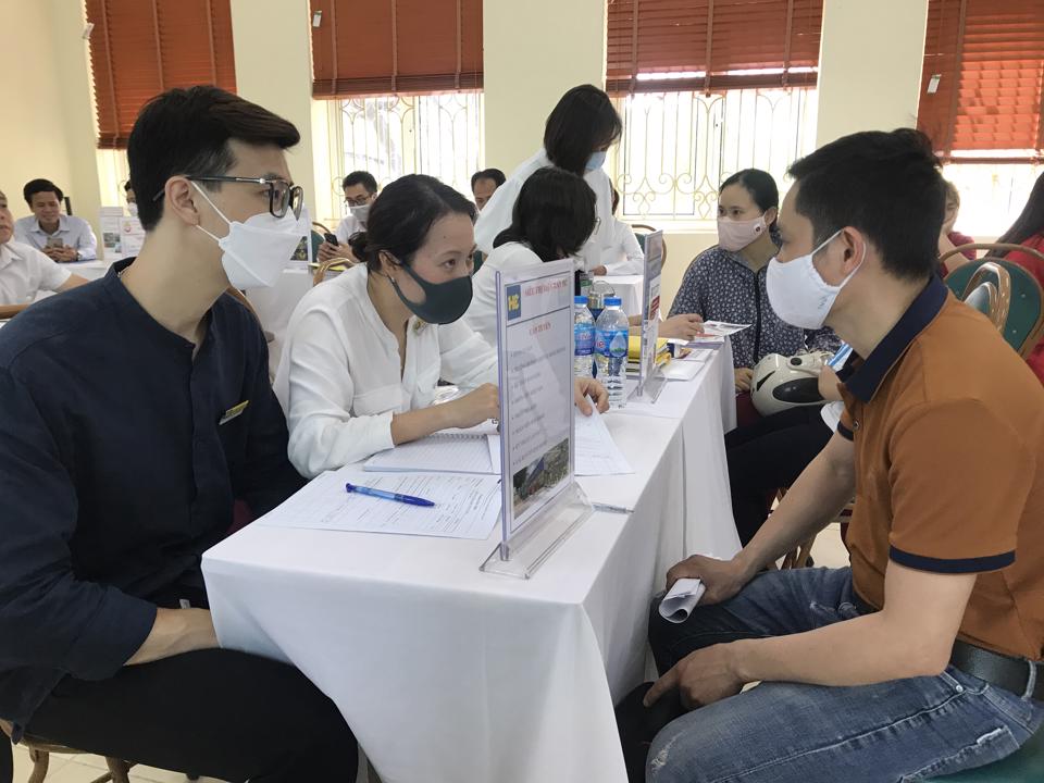 Người lao động ứng tuyển phỏng vấn doanh nghiệp tại Phiên giao dịch việc làm lưu động do huyện Gia Lâm phối hợp tổ chức. Ảnh: Trần Oanh. 