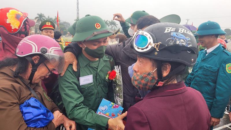 Các tân binh lưu luyến chia tay gia đình, bạn bè, người thân lên đường nhập ngũ bảo vệ Tổ quốc