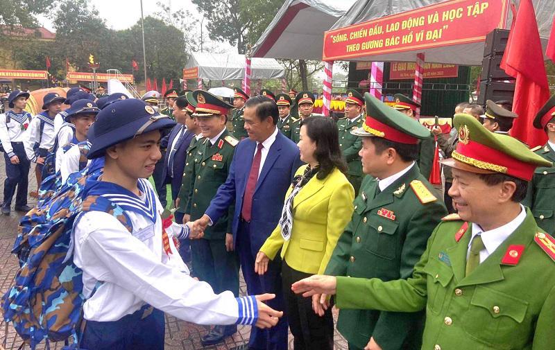 Lãnh đạo các đơn vị nhận quân và lãnh đạo tỉnh Hà Tĩnh động viên, chúc mừng tân binh huyện Đức Thọ lên đường nhập ngũ.