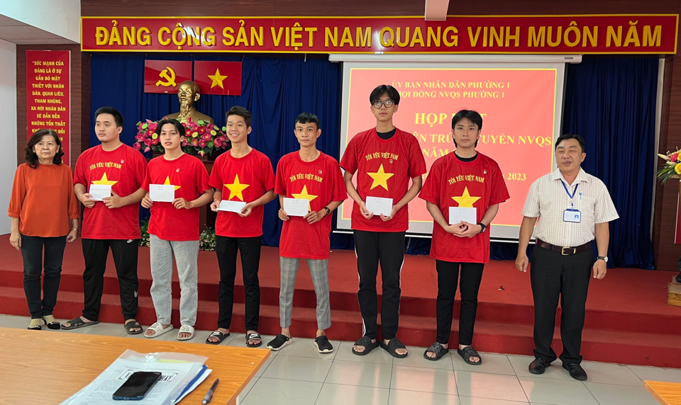 Đảng viên Lưu Tiến Đạt (thứ 3 từ phải sang) tình nguyện đi NVQS trong đợt này.