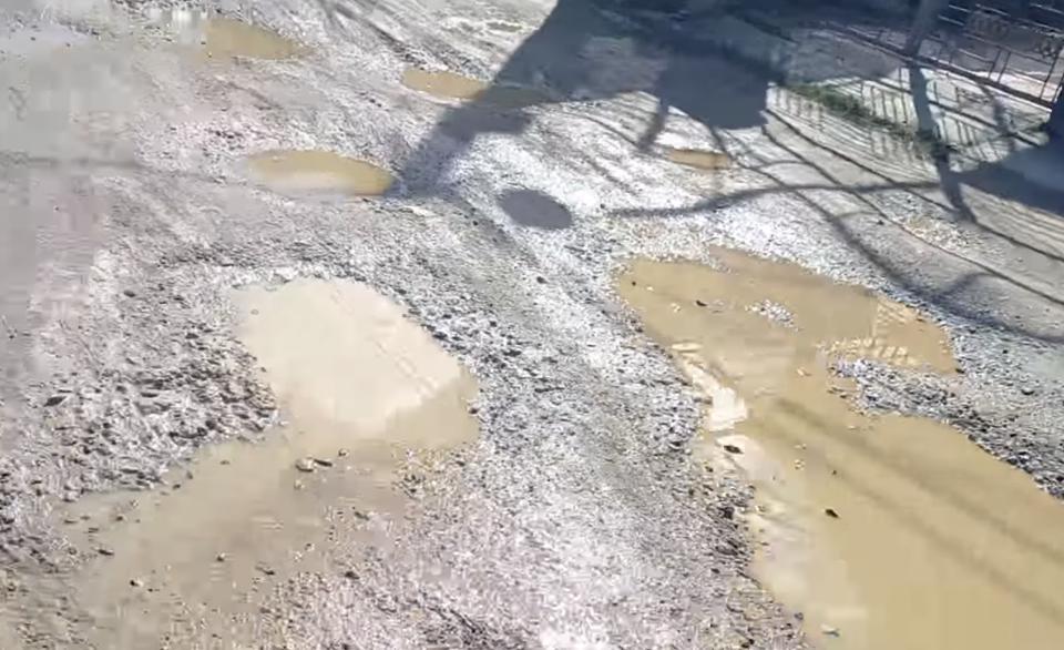 Đường ĐH bị hư hỏng nặng.