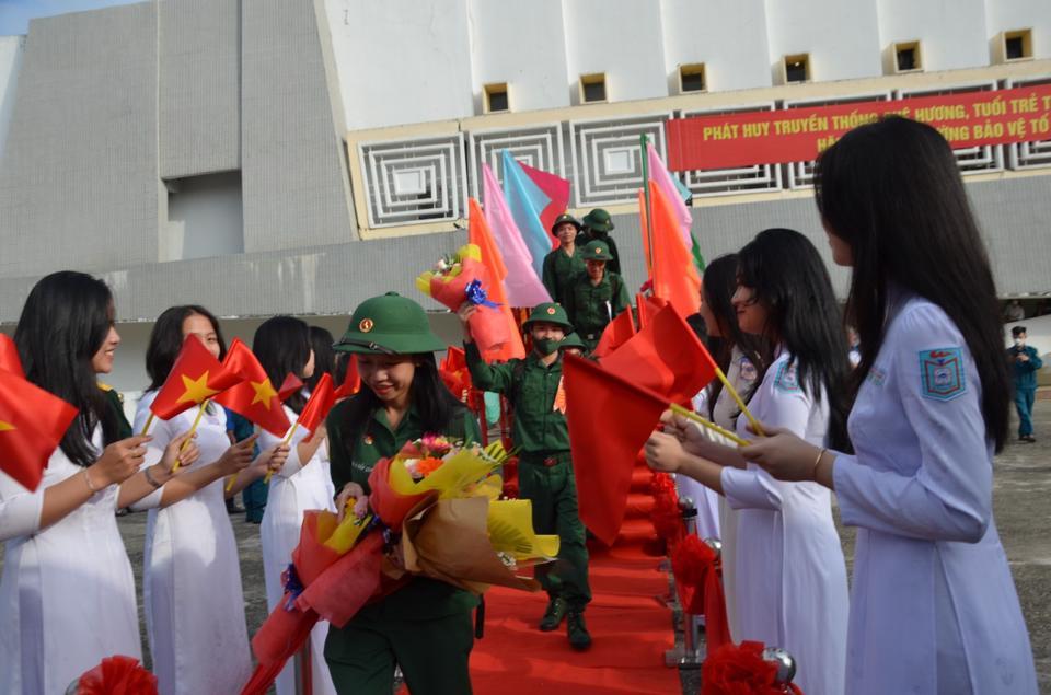 Quảng Ngãi: Thanh niên nô nức lên đường ngập ngũ - Ảnh 1