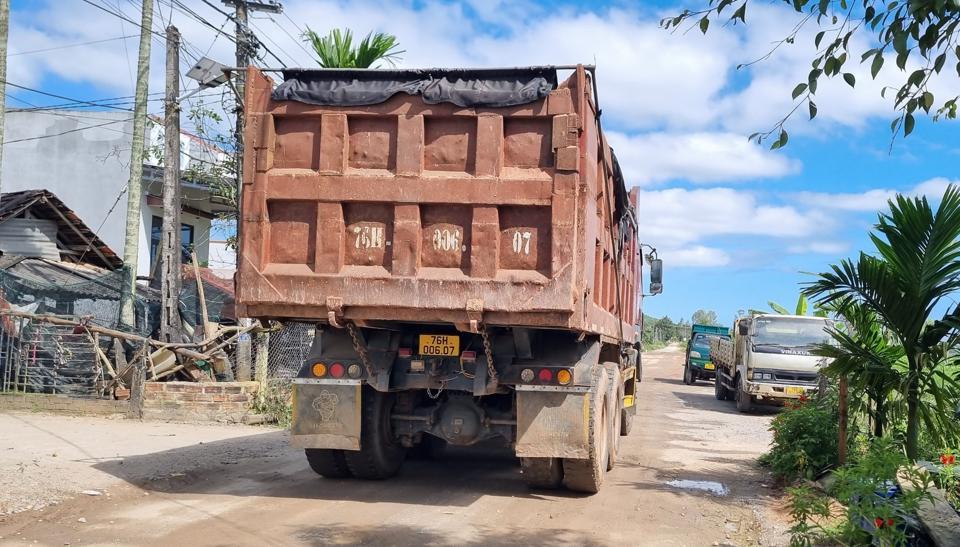 Xe tải trọng lớn được xem là một trong những nguyên nhân làm đường hư hỏng, xuống cấp.