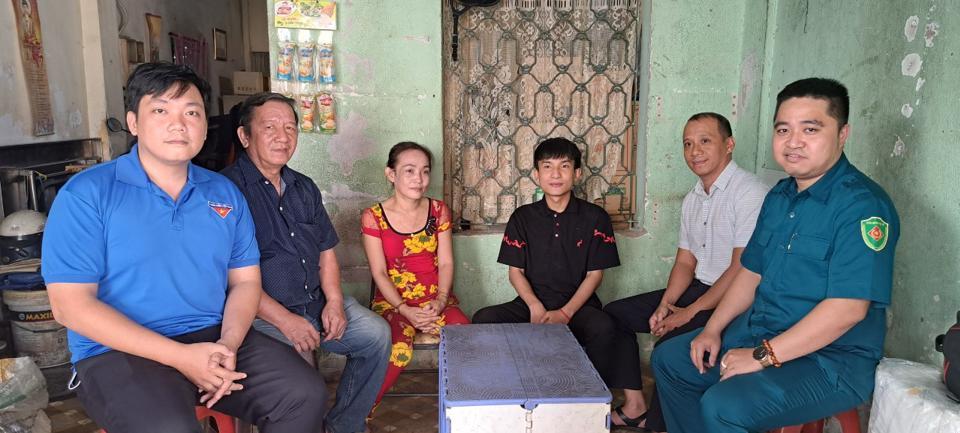 Em Nguyễn Hoàng Minh Trí (thứ 3 từ phải sang), vừa tốt nghiệp Đại học Công nghệ TP Hồ Chí Minh đã nộp đơn tình nguyện đi NVQS trong đợt này.