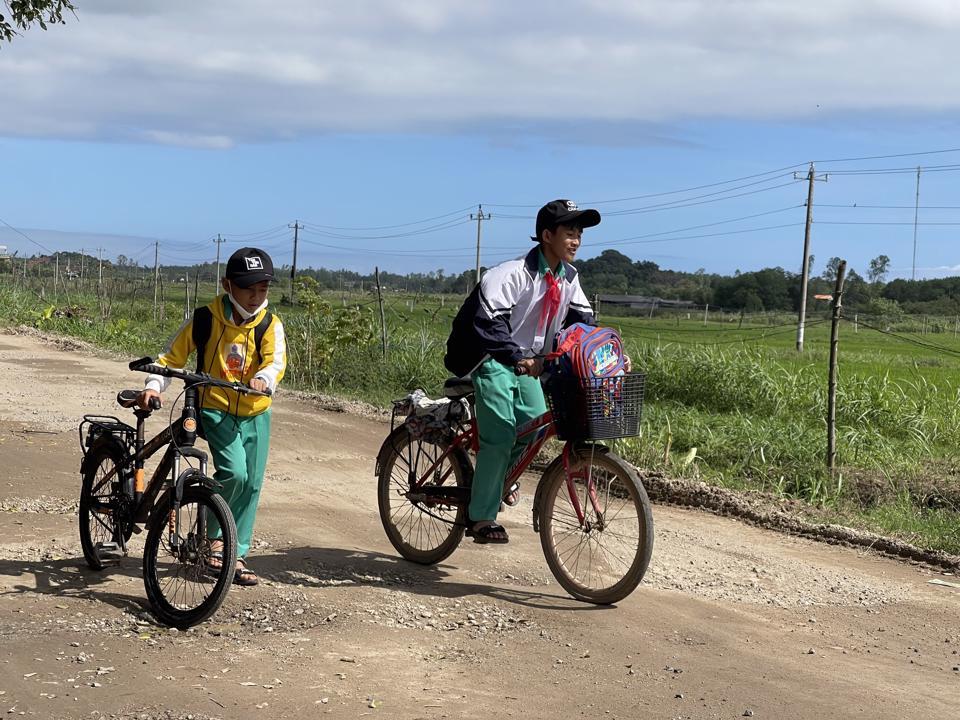 Tuyến đường ĐH10 nhanh chóng hư hỏng sau thời gian ngắn được sửa chữa tạm.
