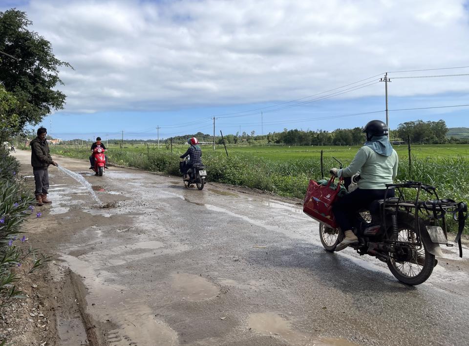 Ông Nguyễn Văn Toàn thường xuyên xịt nước để hạn chế bụi.