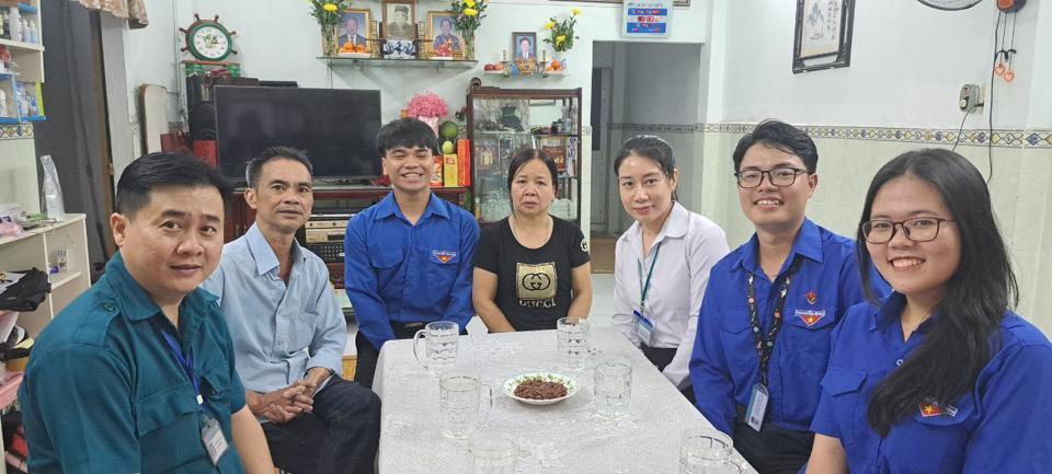 Em Mai Quốc Kỳ (thứ 3 từ trái sang) háo hức chờ ngày nhập ngũ.