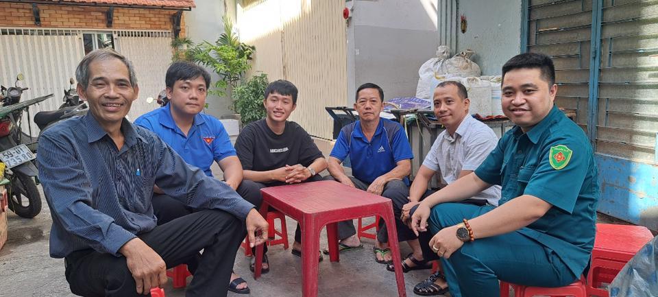 Em Đặng Đình Tuấn Anh (thứ 3 từ trái sang), vừa tốt nghiệp Cao đẳng FPT đã nộp đơn tình nguyện đi nghĩa vụ.