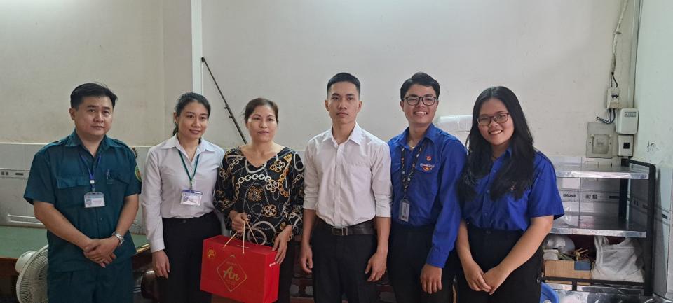 Em Vũ Nguyễn Đăng Quang (thứ 3 từ phải sang) tình nguyện đi NVQS.