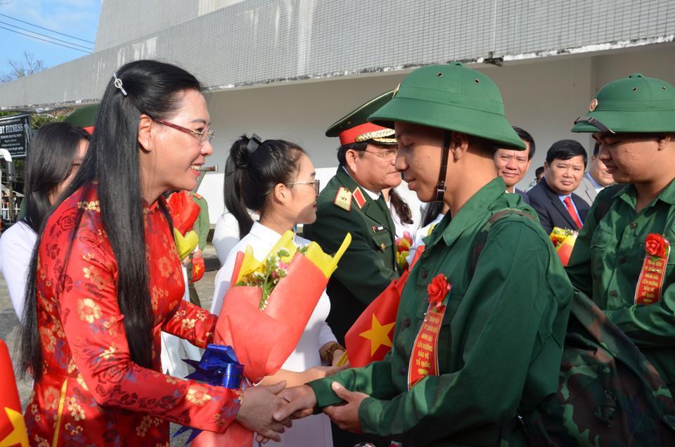 Bí thư Tỉnh ủy, Chủ tịch HĐND tỉnh Quảng Ngãi Bùi Thị Quỳnh Vân tặng hoa cho tân binh.