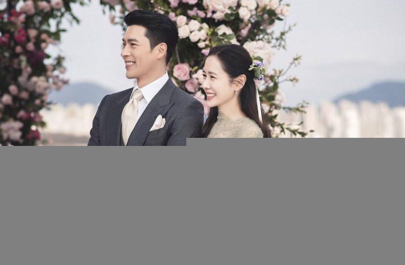 Cặp đôi Son Ye Jin - Hyun Bin đã tổ chức lễ cưới riêng tư vào tháng 3/2021 tại Seoul. Son Ye Jin và Hyun Bin thừa nhận là một cặp vào tháng 1/2021 sau gần 8 tháng hò hẹn bí mật.