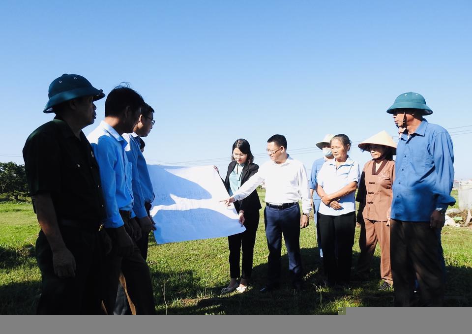 Lãnh đạo huyện Mê Linh kiểm tra tiến độ thực hiện Dự án đường Vành đai 4 – Vùng Thủ đô chạy qua trên địa bàn huyện. (Ảnh: Công Thọ)