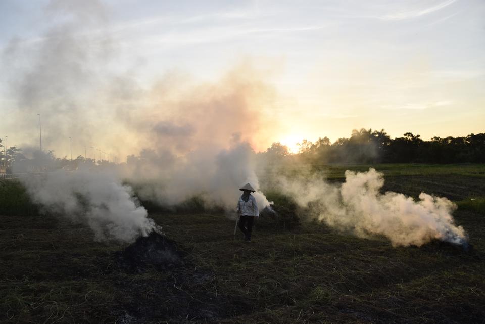 Người dân xã Vĩnh Ngọc, huyện Đông Anh đốt rơm rạ sau mùa thu hoạch. Ảnh: Phạm Hùng