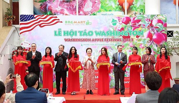 Đại biểu cắt băng khai mạc Lễ hội táo Washington BRGMart 2023