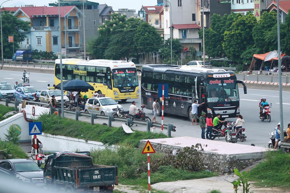 Xe khách đỗ đón trả khách tùy tiện trên đường Võ Văn Kiệt, huyện Đông Anh, Hà Nội. Ảnh: Công Hùng