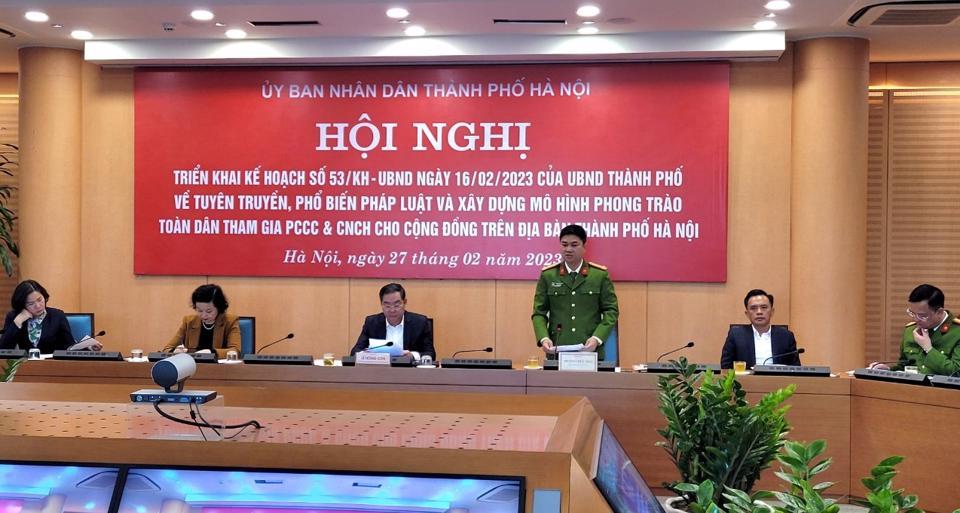 Đại tá Dương Đức Hải, Phó Giám đốc Công an TP Hà Nội trình bày báo cáo tại hội nghị.