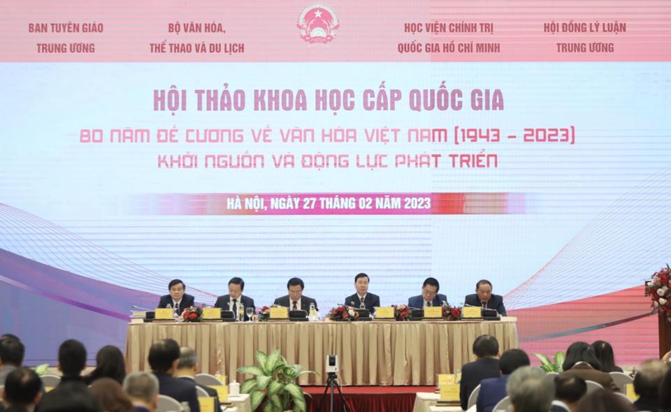 Các đại biểu chủ trì Hội thảo.