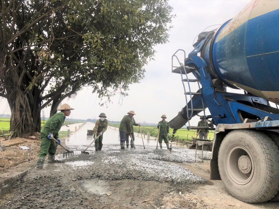 Đường giao thông nội đồng Hoa Cà – Bều rộng 5 m, dài hơn 2km (xã Liên Châu) mới được đổ bê tông kiên cố. (Ảnh chụp ngày 23/2).