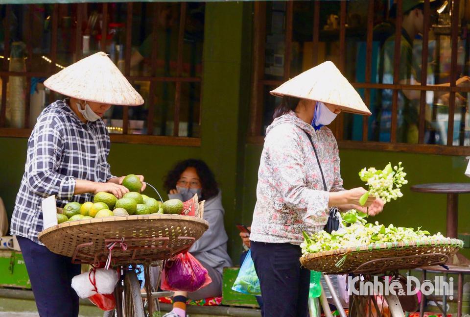 Những gánh hàng hoa bưởi gửi hương vào gió mang đi khắp từng ngóc ngách các con phố. Dần dần, hoa bưởi cứ tự nhiên mà đi vào cuộc sống tấp nập của người dân phố thị.