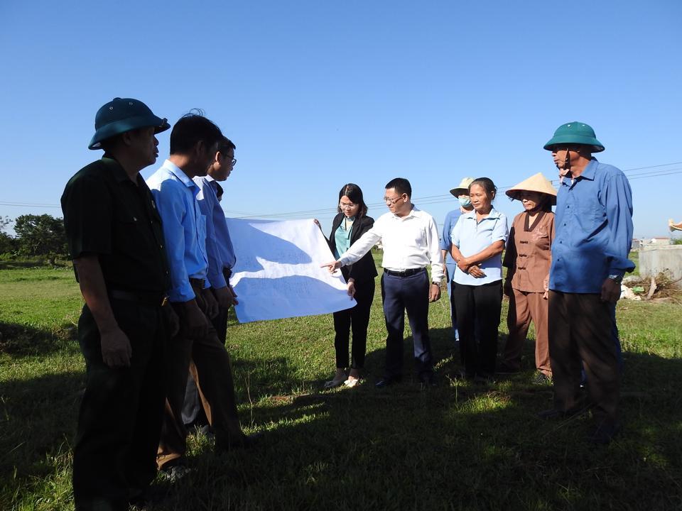 Lãnh đạo huyện Mê Linh kiểm tra tiến độ thực hiện Dự án đường Vành đai 4 – Vùng Thủ đô chạy qua trên địa bàn huyện. (Ảnh: Công Thọ)