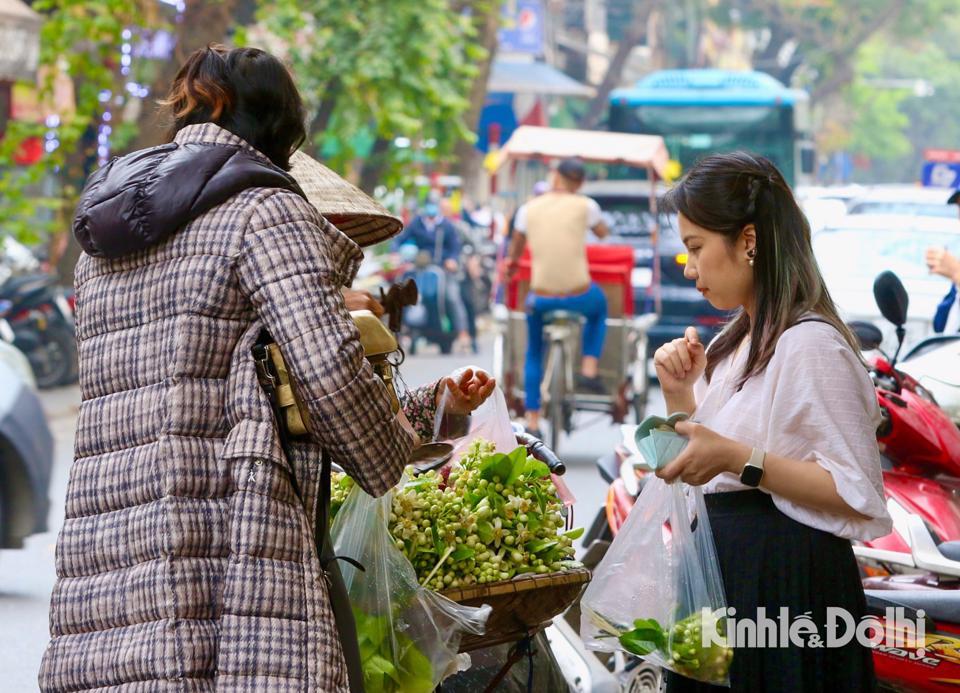 Những gánh hàng rong lúc nào cũng luôn đắt khách. Mùa hoa bưởi rất ngắn, hoa nở rộ trong vòng 10 ngày nếu thời tiết ấm áp, nếu trời rét cũng chỉ được khoảng 20 ngày. 