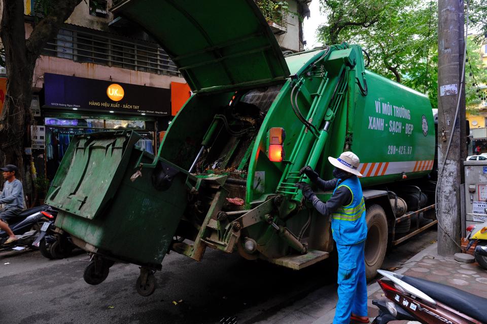 Thu gom rác thải sinh họa trên phố Hoàng Ngọc Phách, quận Đống Đa. Ảnh: Công Hùng 